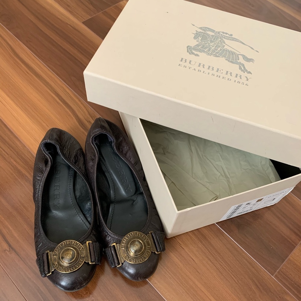 Burberry Grainy Leather Round Ballerina flats